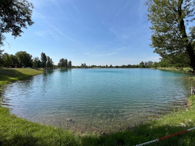 Visione frontale laghetto